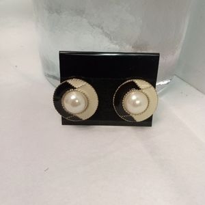 VINTAGE H I Pearl Earnings Black Lacquer Gold Toned